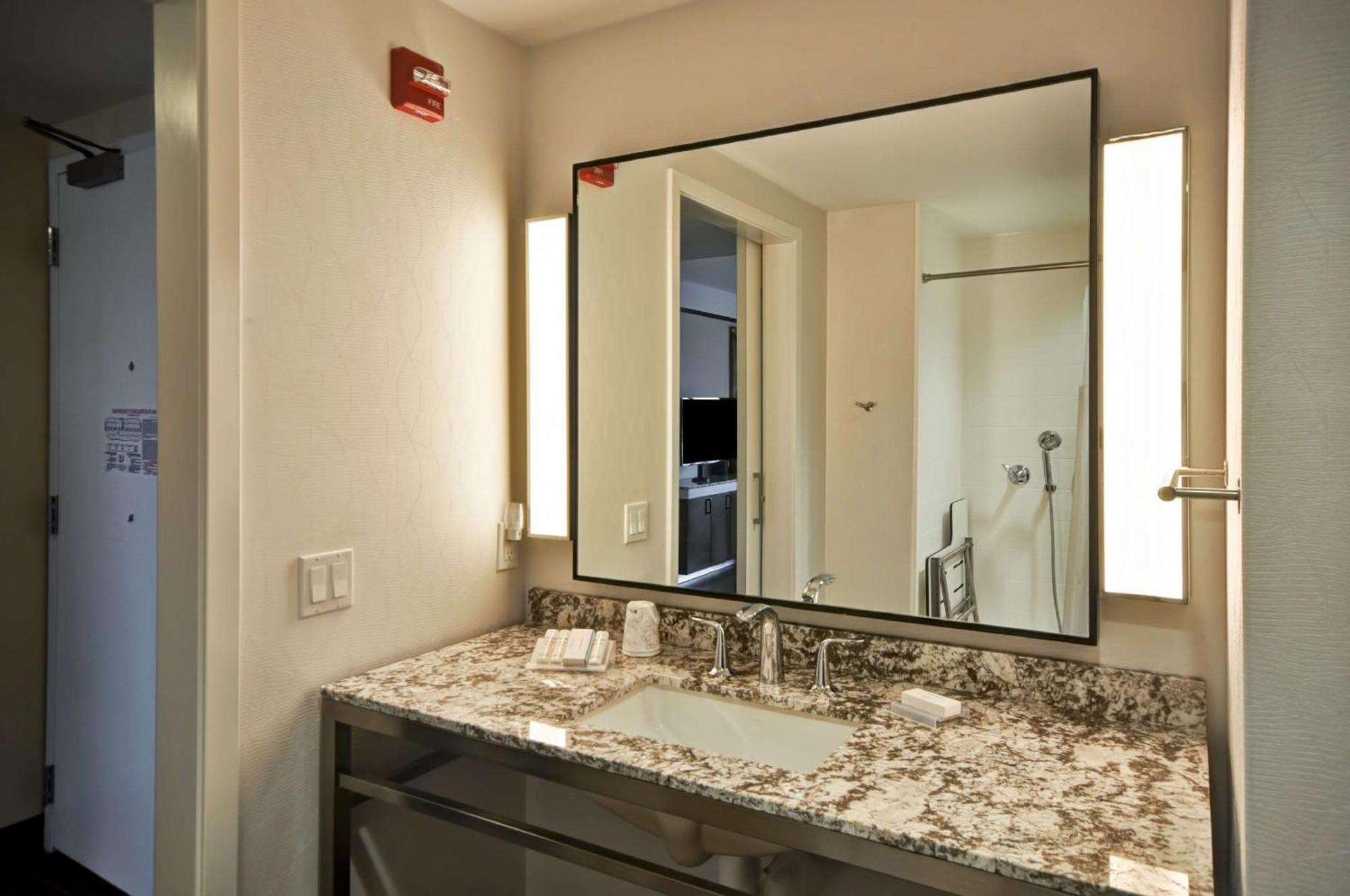 Hilton Garden Inn Detroit Troy Bagian luar foto